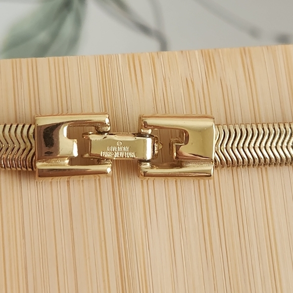 GIVENCHY Elegant Gold Necklace with Rhinestone Accents - Picture 4 of 6